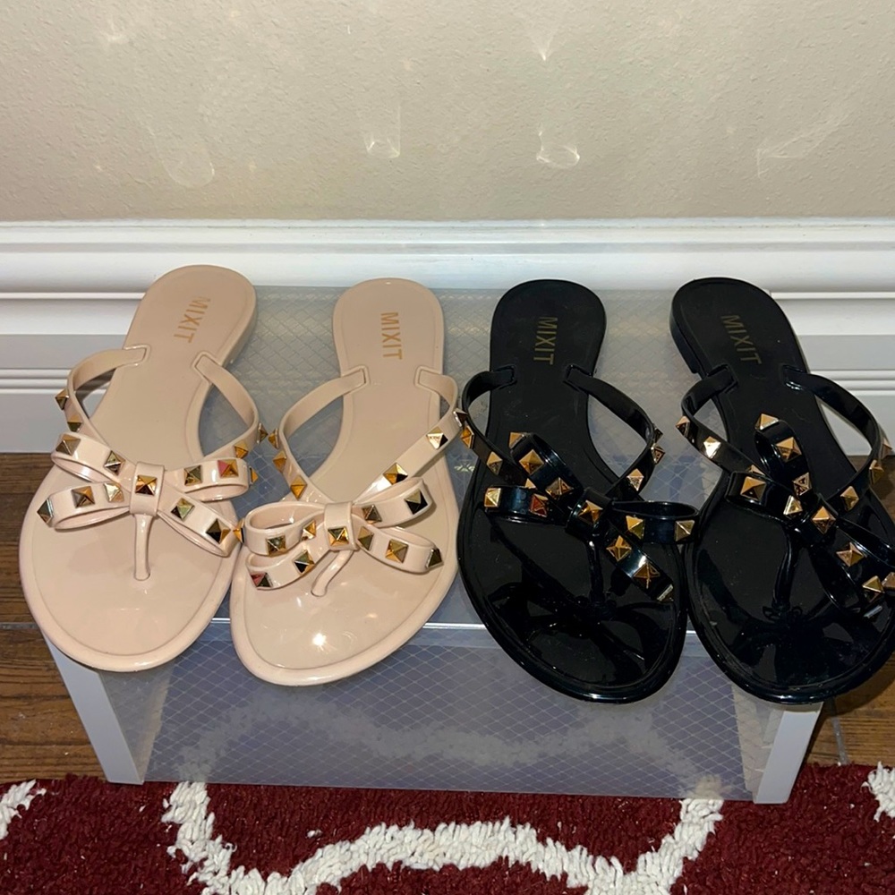 2 pairs of Sandals